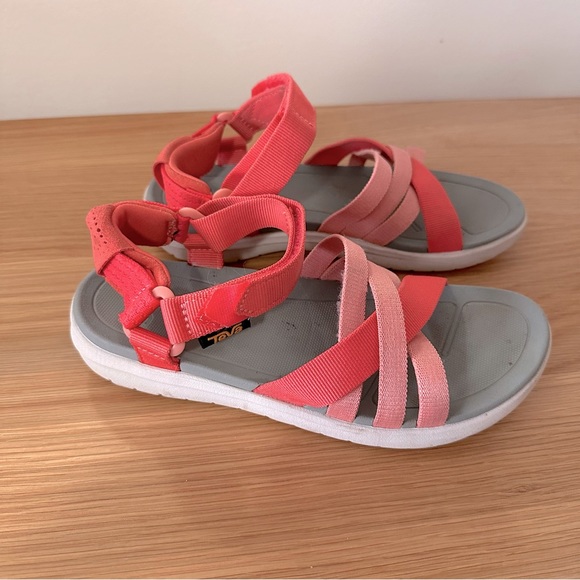 teva criss cross sandals